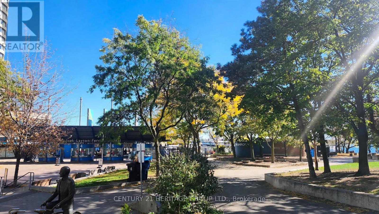 1822 - 33 Harbour Square Property Photo 19