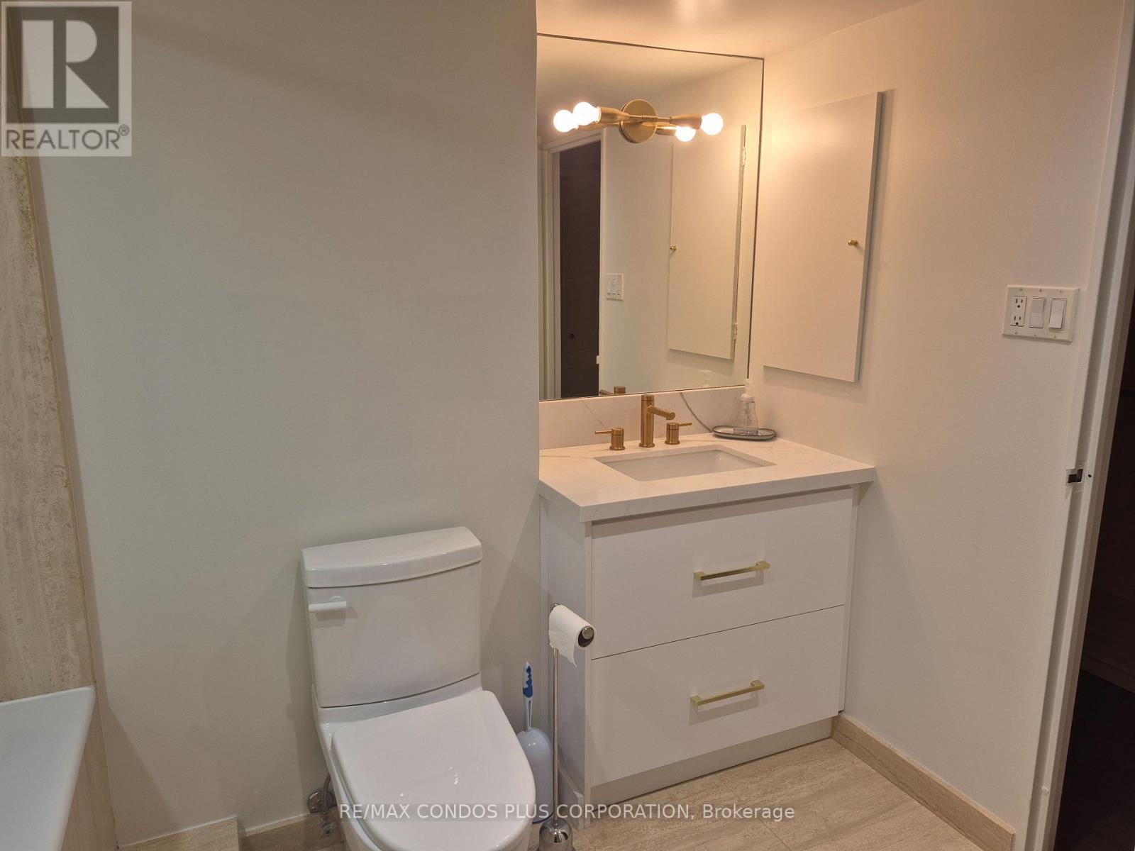 2302 - 65 Harbour Square Property Photo 15