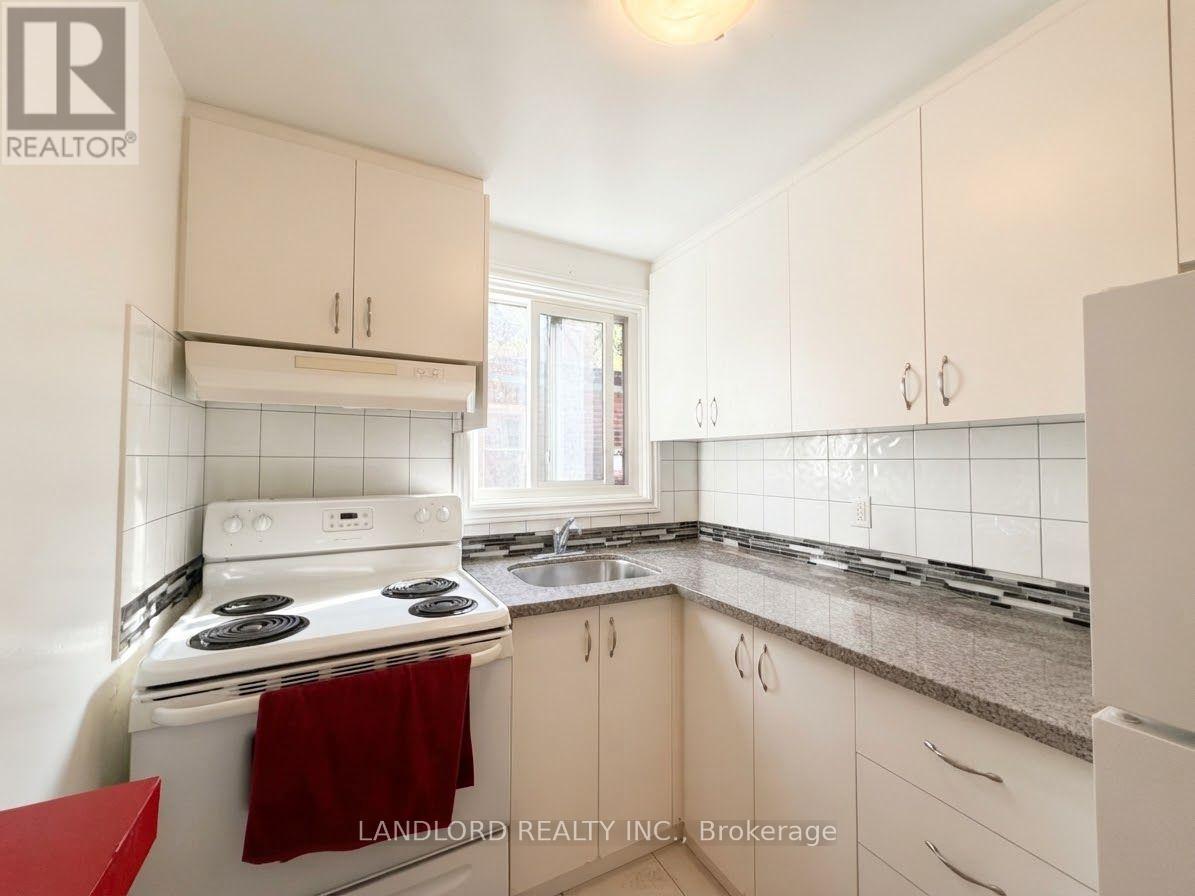 201 - 176 Howland Avenue Property Photo 10