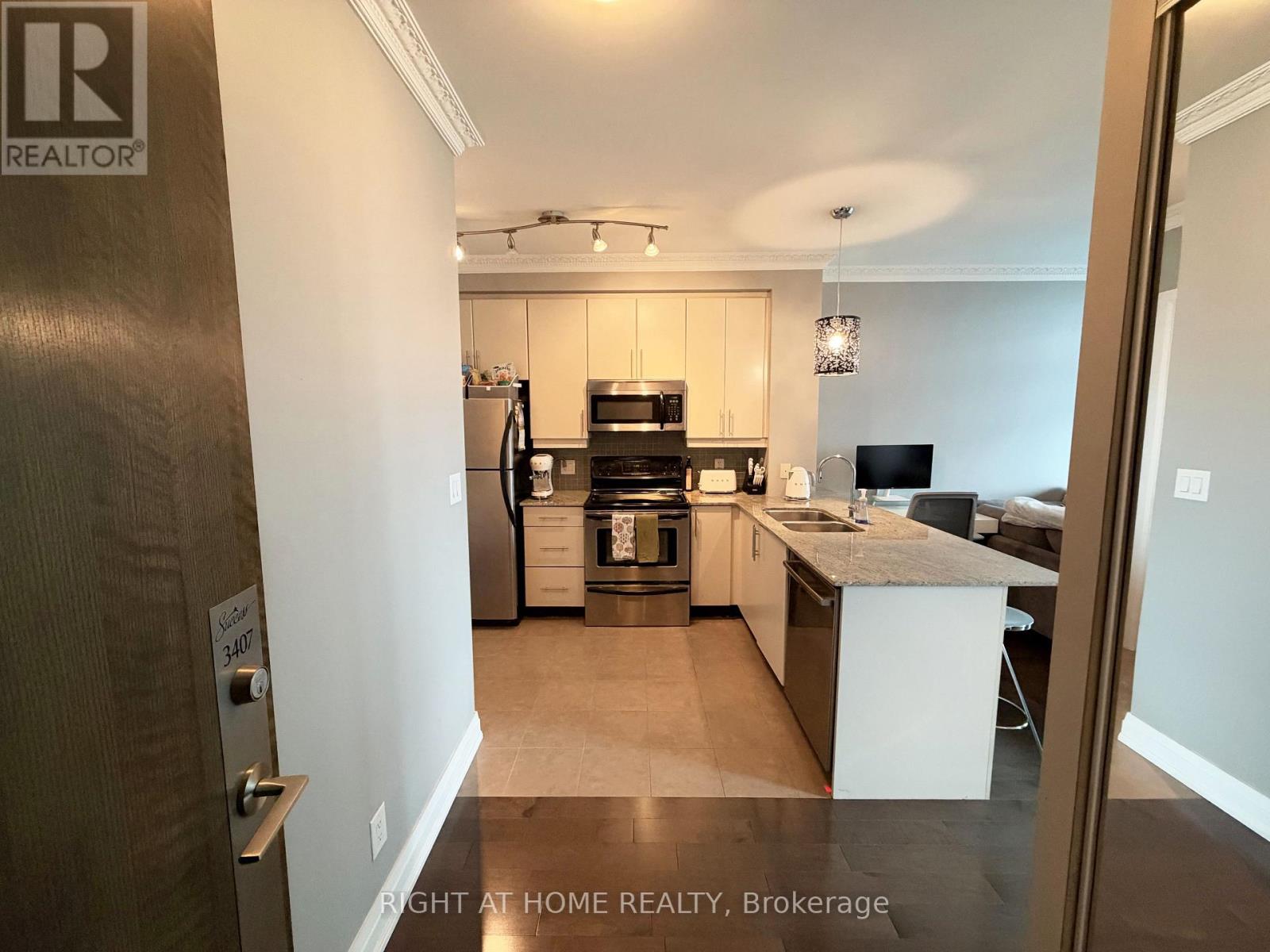 3407 - 16 Harbour Street Property Photo 2