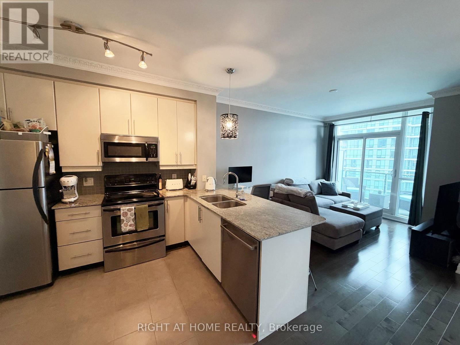 3407 - 16 Harbour Street Property Photo 3