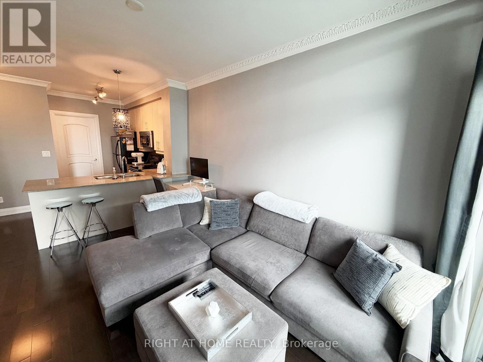 3407 - 16 Harbour Street Property Photo 4