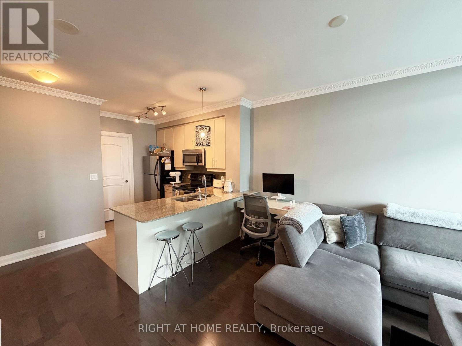3407 - 16 Harbour Street Property Photo 6