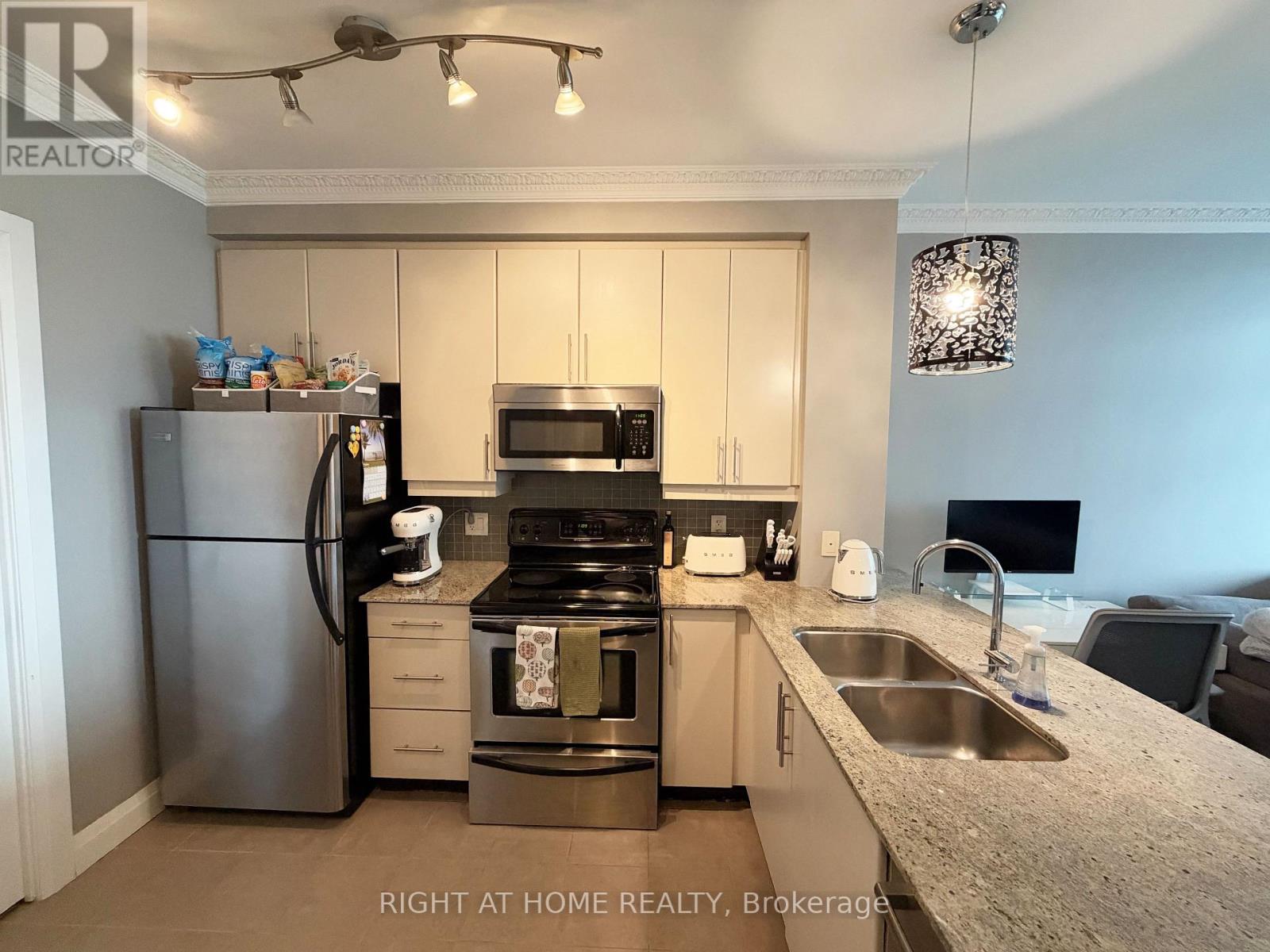 3407 - 16 Harbour Street Property Photo 7