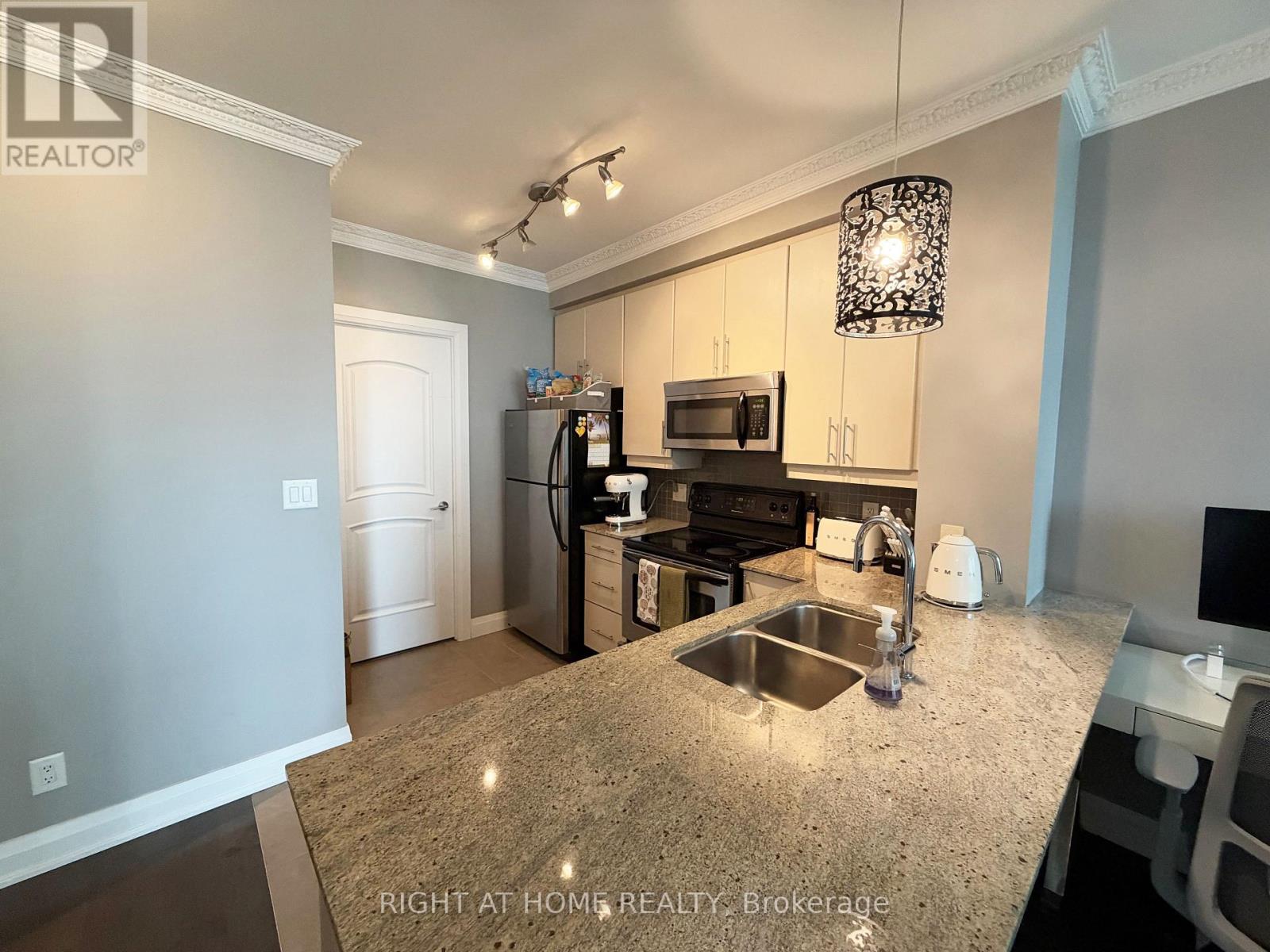 3407 - 16 Harbour Street Property Photo 8