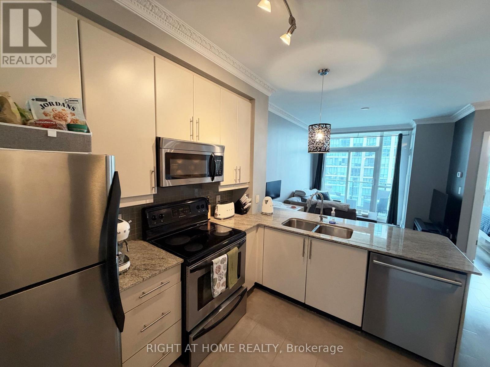 3407 - 16 Harbour Street Property Photo 10