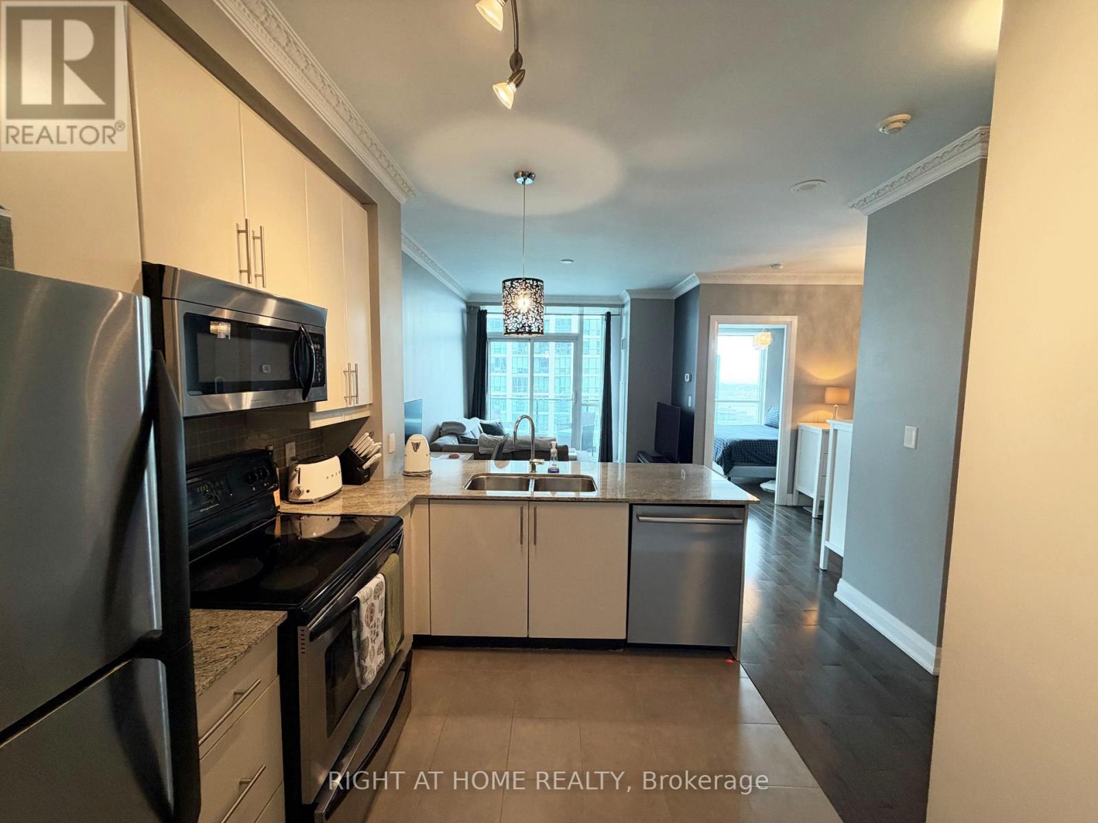 3407 - 16 Harbour Street Property Photo 11