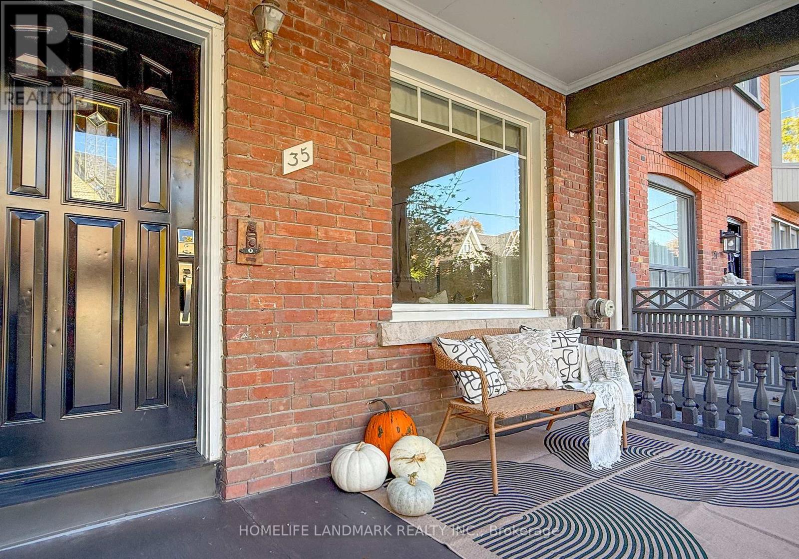 35 Dupont Street Property Photo 4