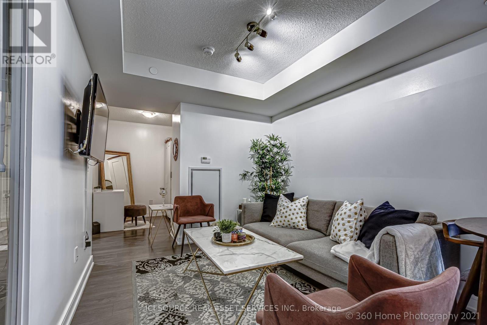 1020 - 525 Adelaide Street W Property Photo 2