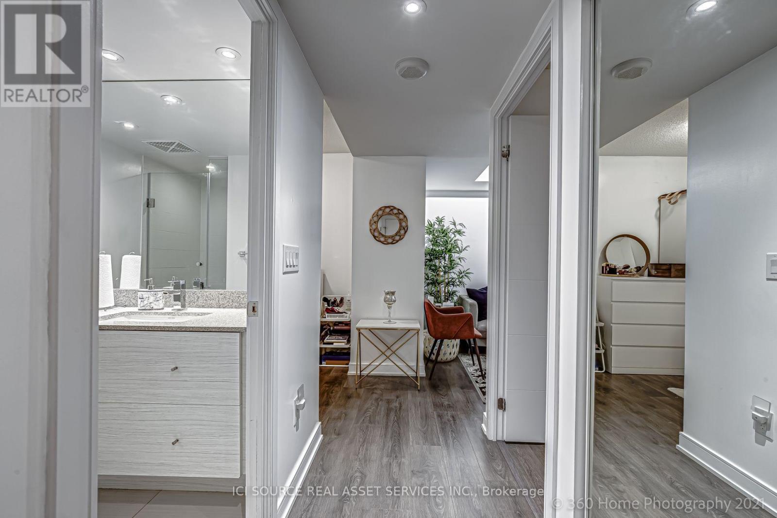 1020 - 525 Adelaide Street W Property Photo 3