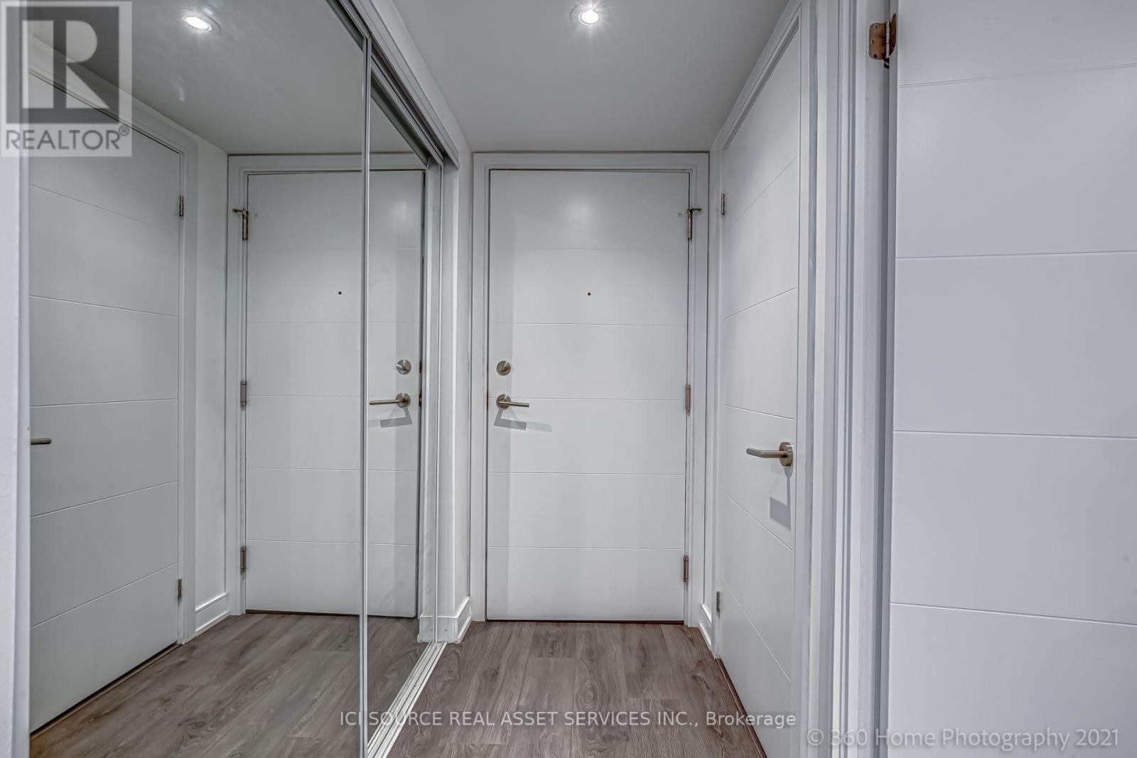 1020 - 525 Adelaide Street W Property Photo 4