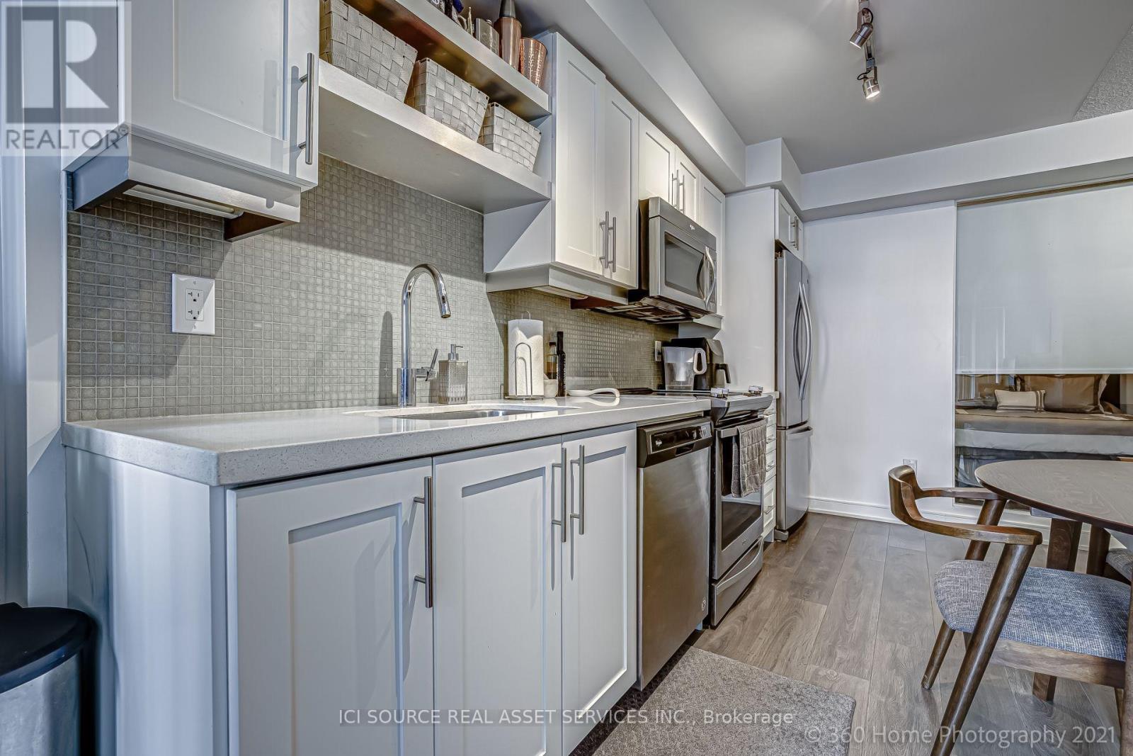 1020 - 525 Adelaide Street W Property Photo 10