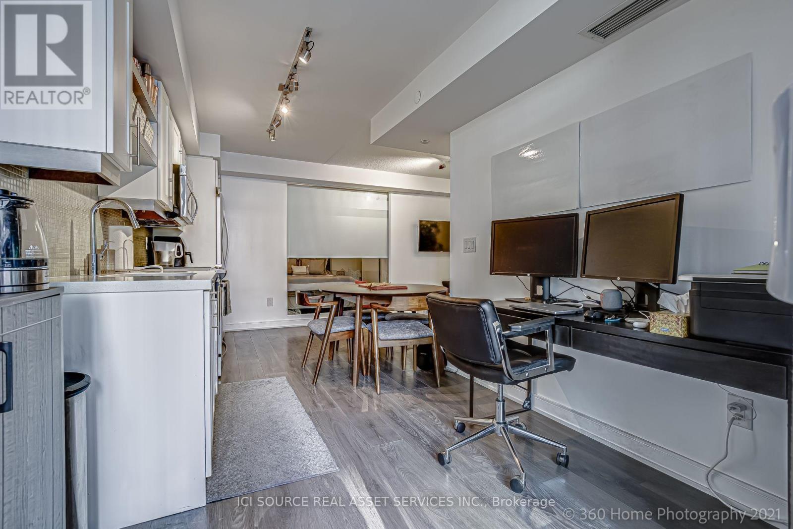1020 - 525 Adelaide Street W Property Photo 12