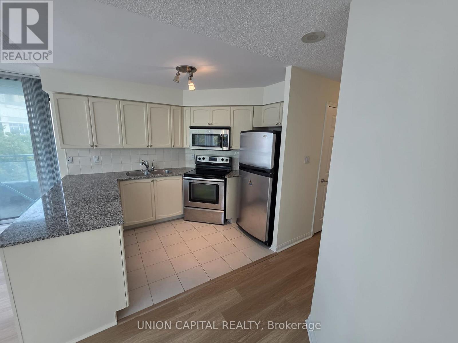 302 - 228 Queens Quay W Property Photo 7