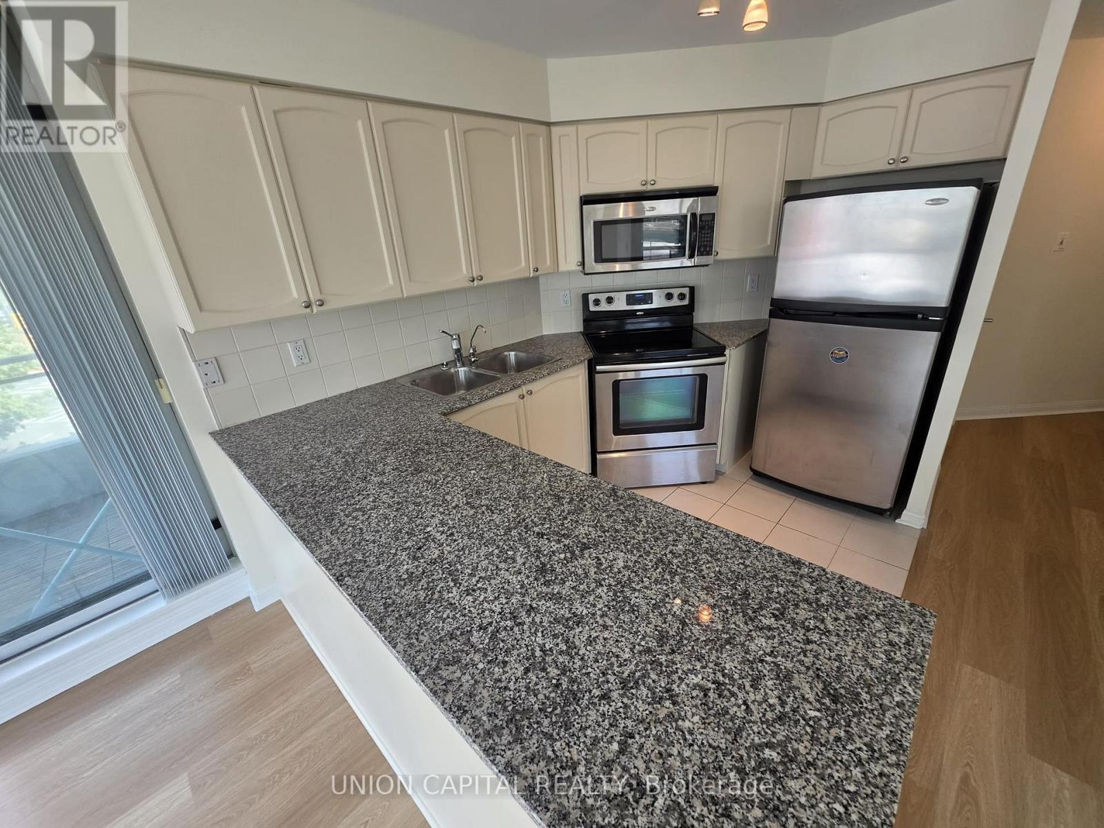 302 - 228 Queens Quay W Property Photo 8
