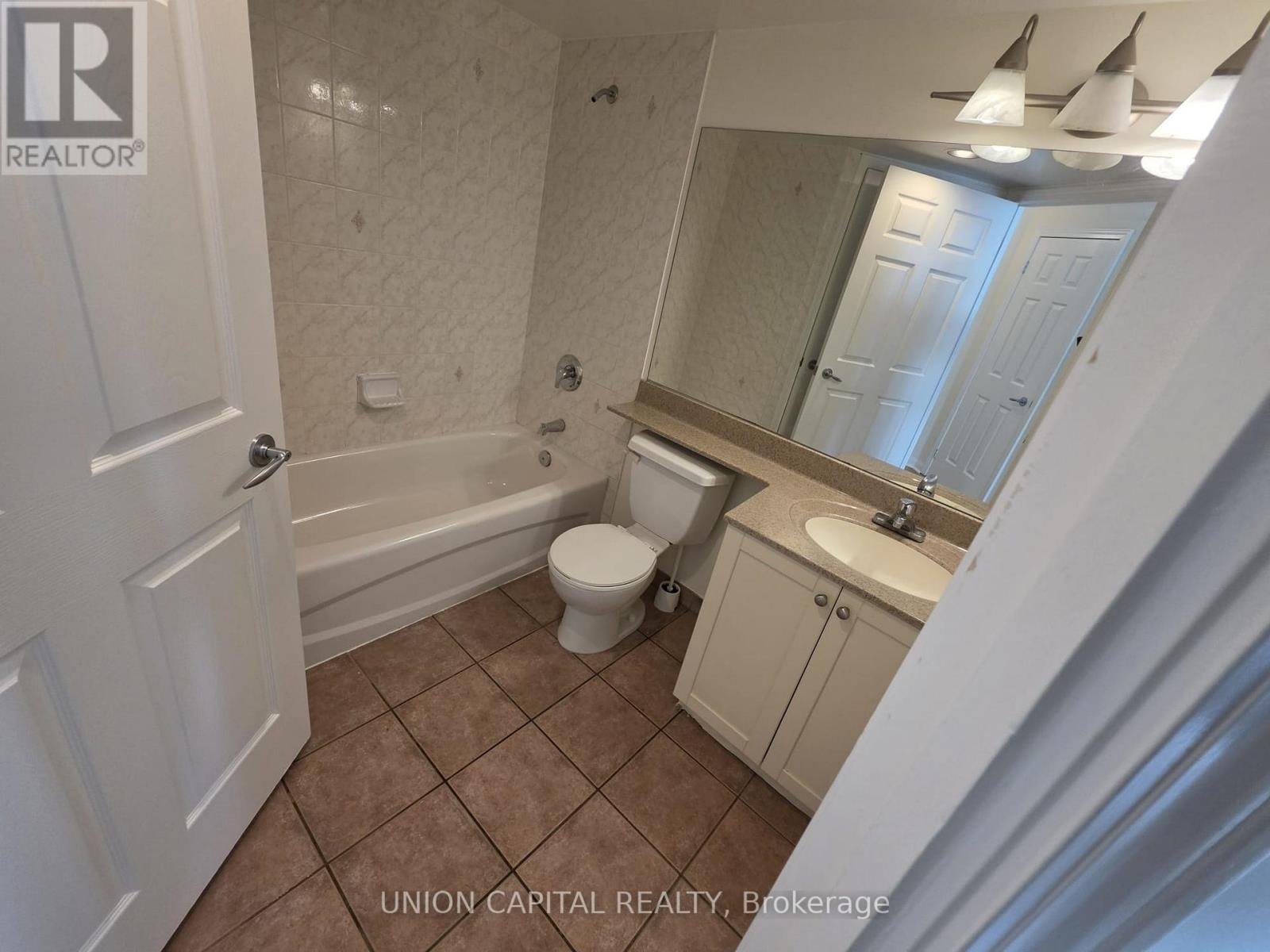 302 - 228 Queens Quay W Property Photo 9