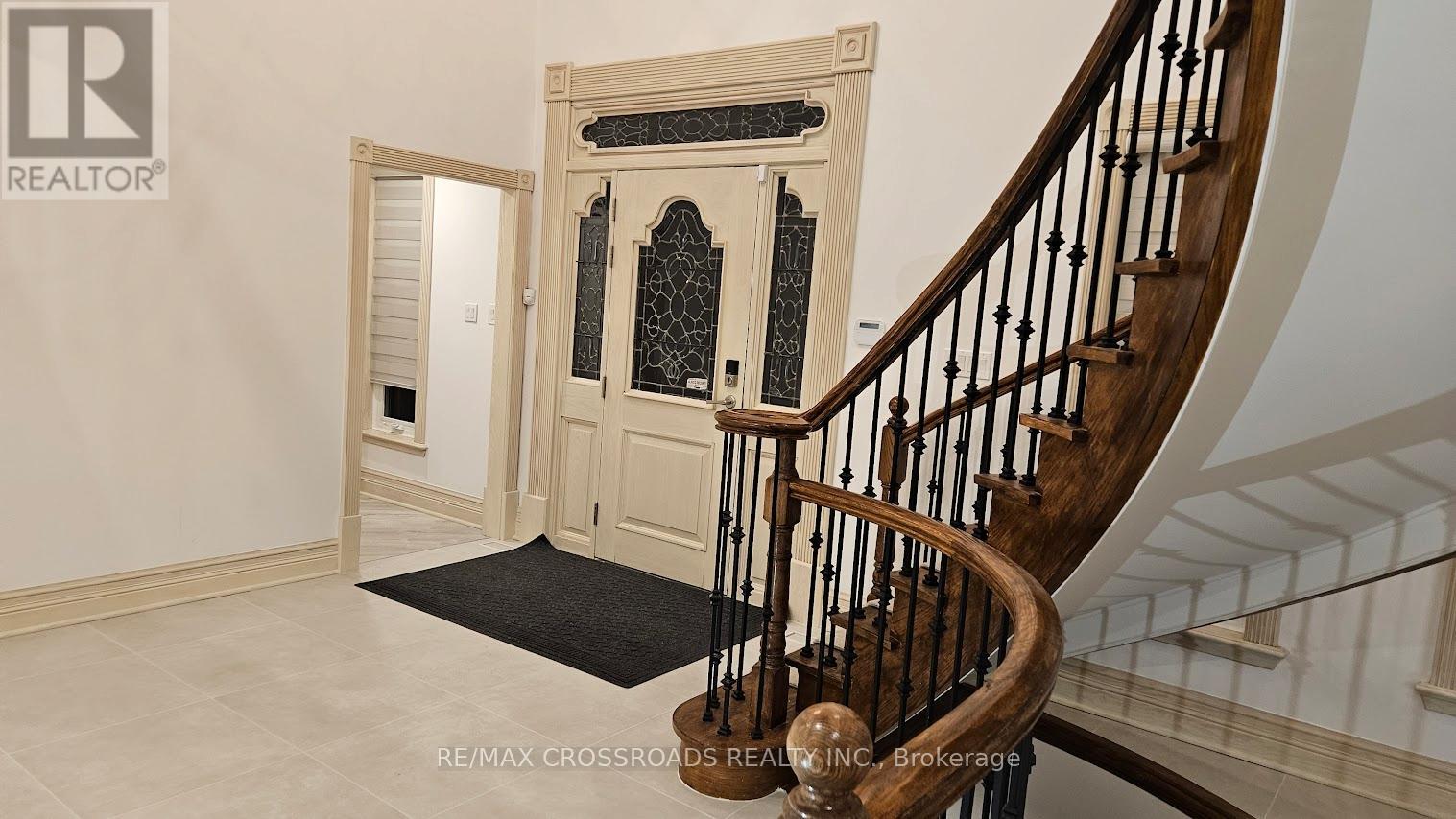 200 The Bridle Path Property Photo 5