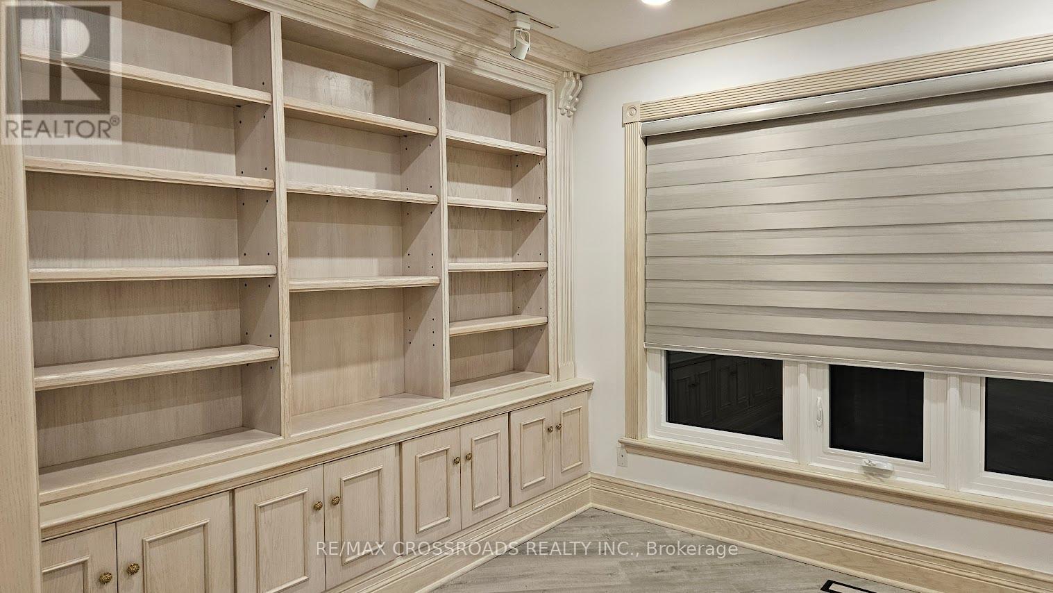 200 The Bridle Path Property Photo 12
