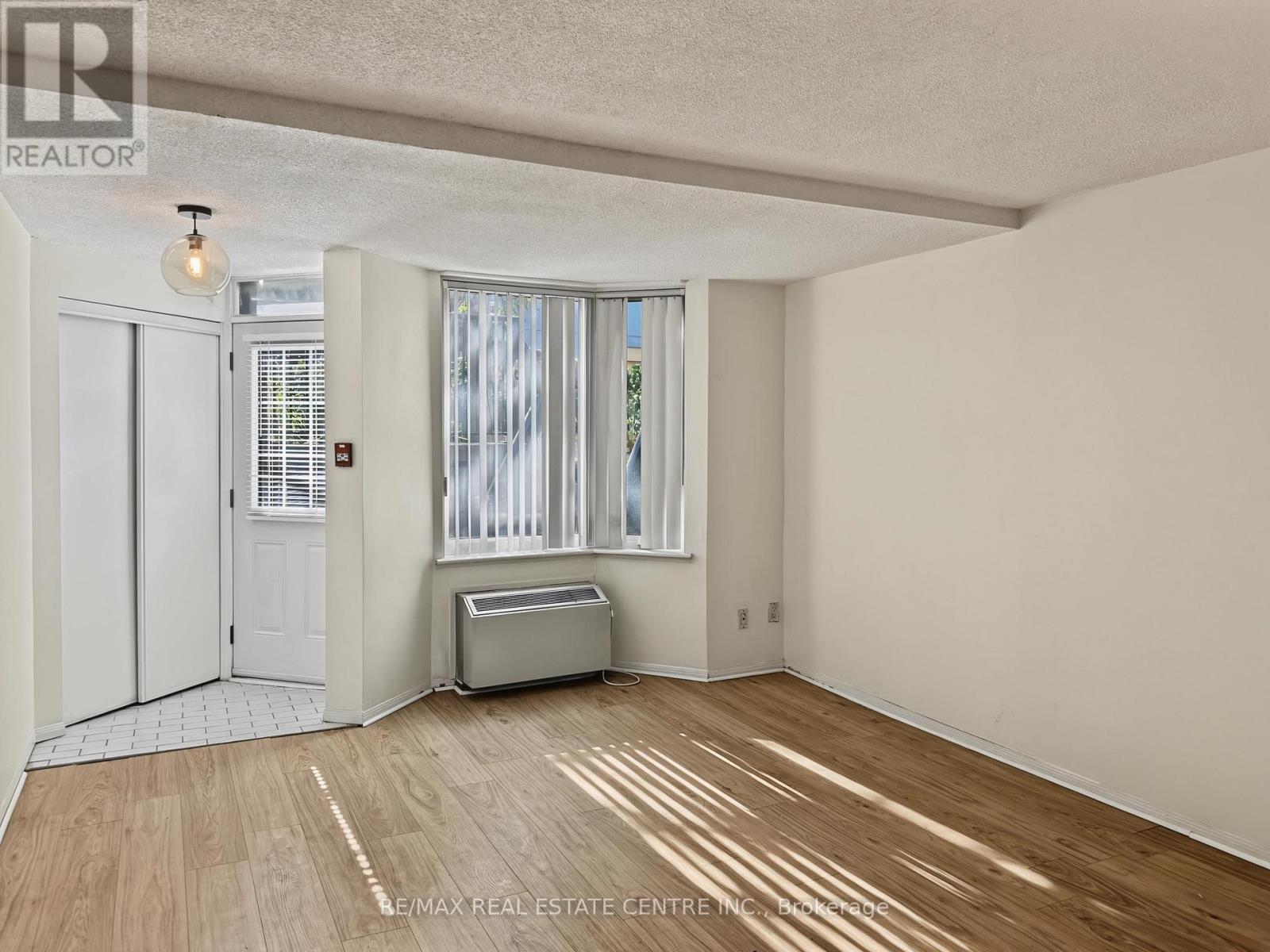 590a - 574 Wellington Street W Property Photo 4