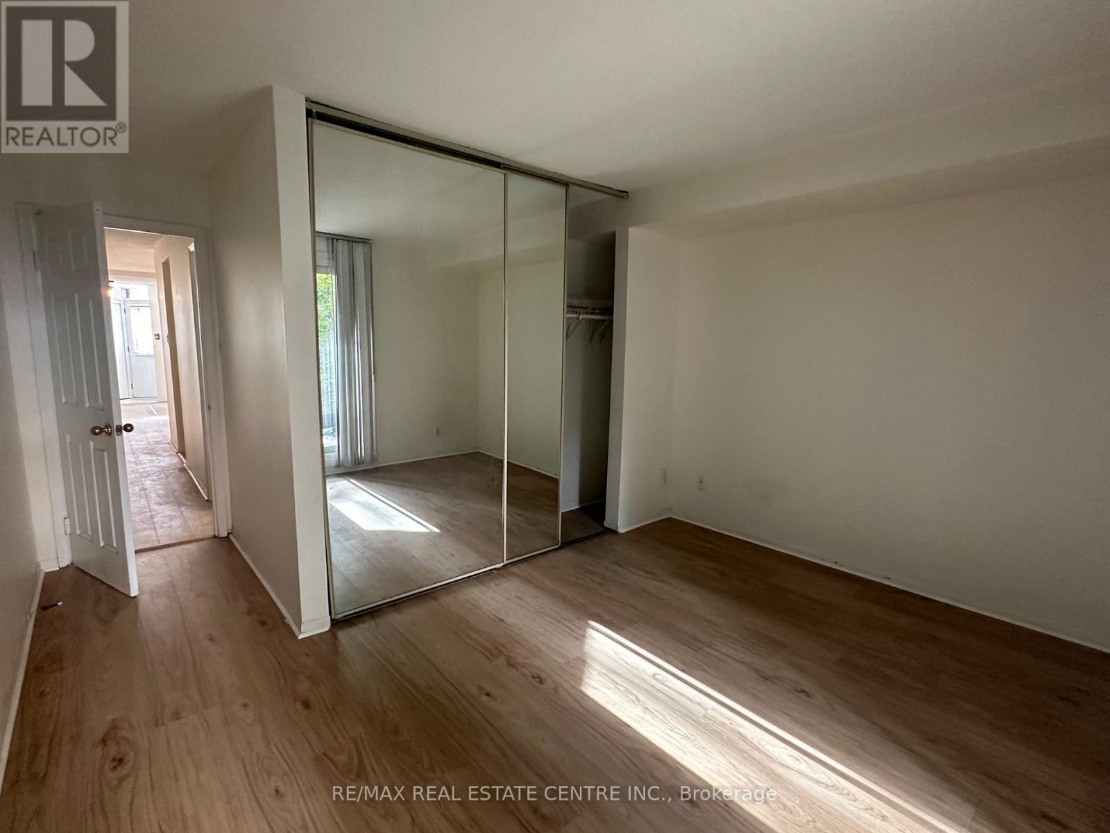 590a - 574 Wellington Street W Property Photo 8