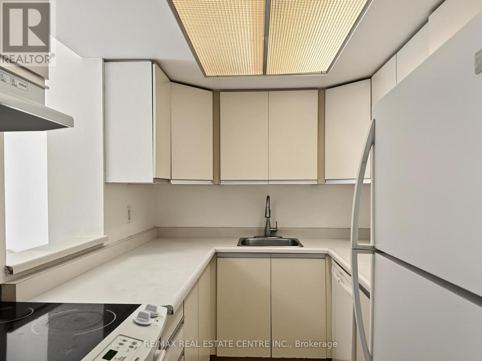 590a - 574 Wellington Street W Property Photo 9