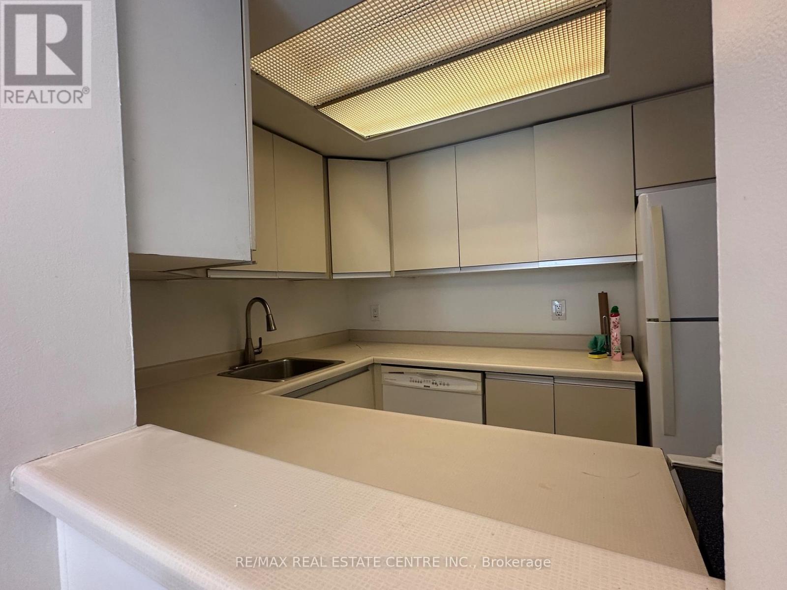 590a - 574 Wellington Street W Property Photo 10