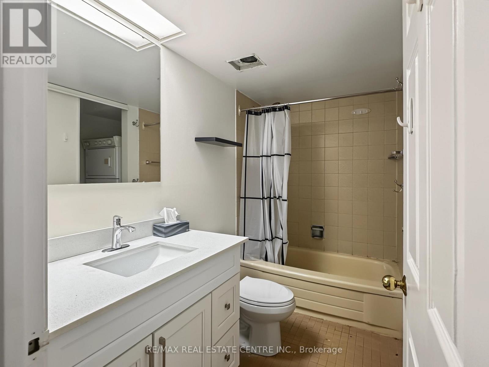 590a - 574 Wellington Street W Property Photo 11