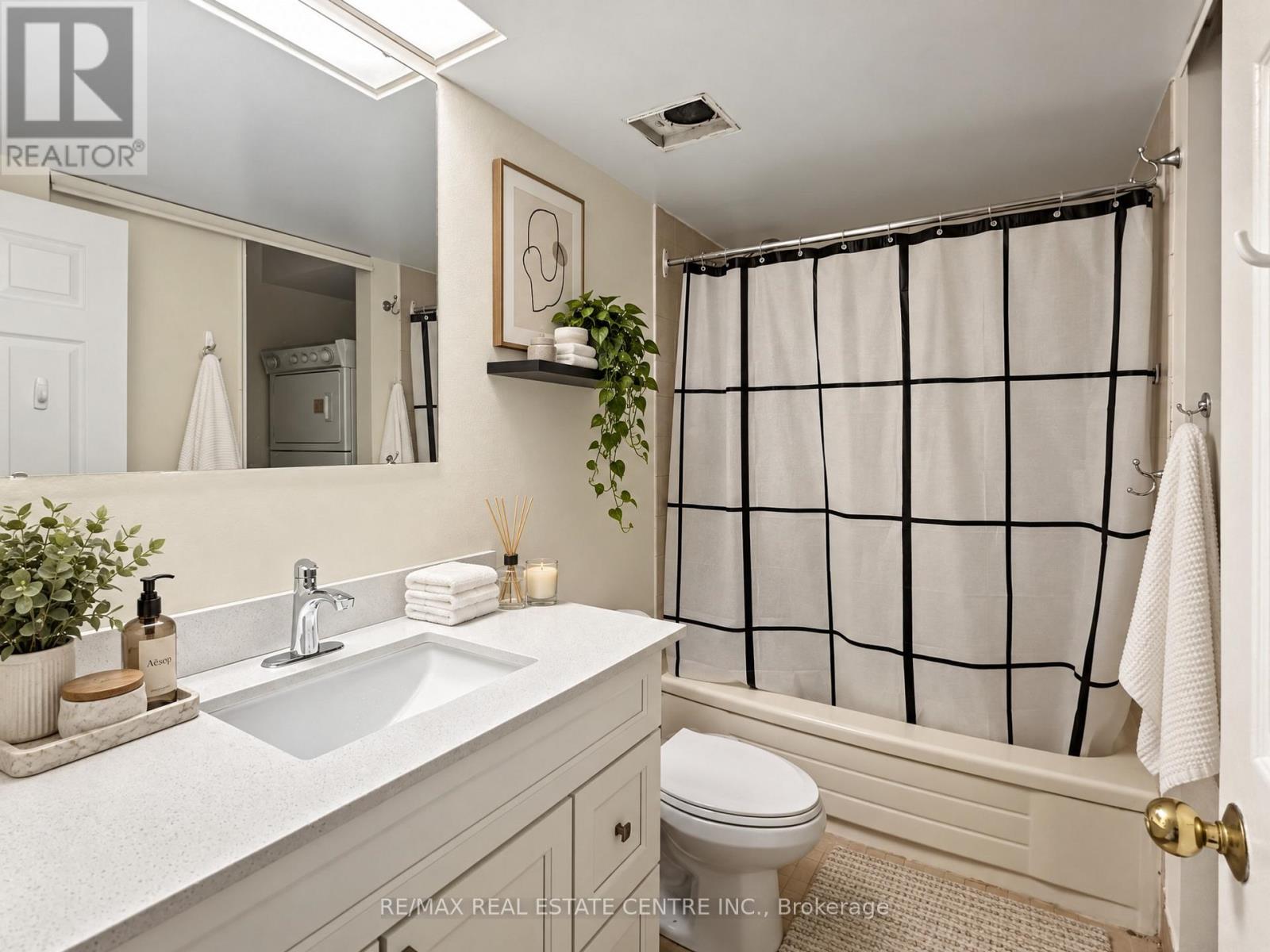 590a - 574 Wellington Street W Property Photo 12