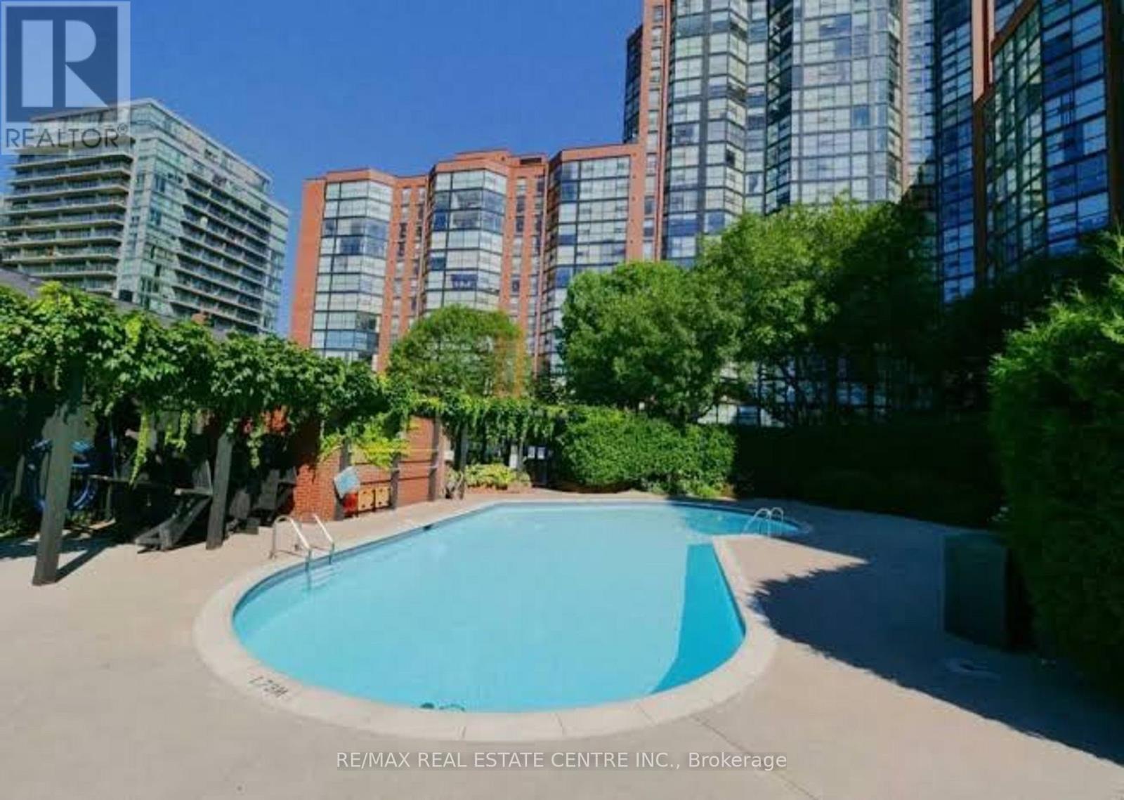 590a - 574 Wellington Street W Property Photo 14