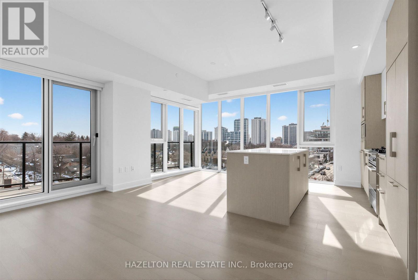 602 - 8 Manor Road W Property Photo 1