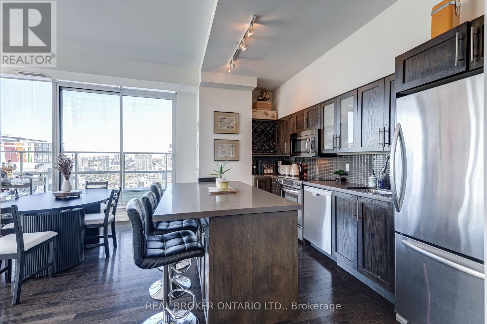 Ph02 - 126 Simcoe Street Property Photo 6