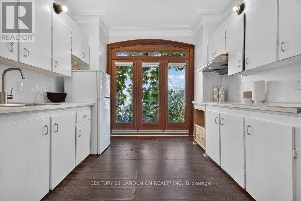 469 Richmond Street E Property Photo 9