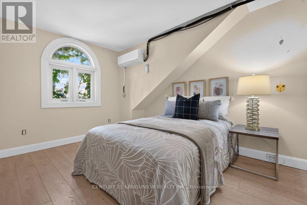 469 Richmond Street E Property Photo 36