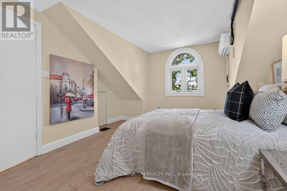 469 Richmond Street E Property Photo 37