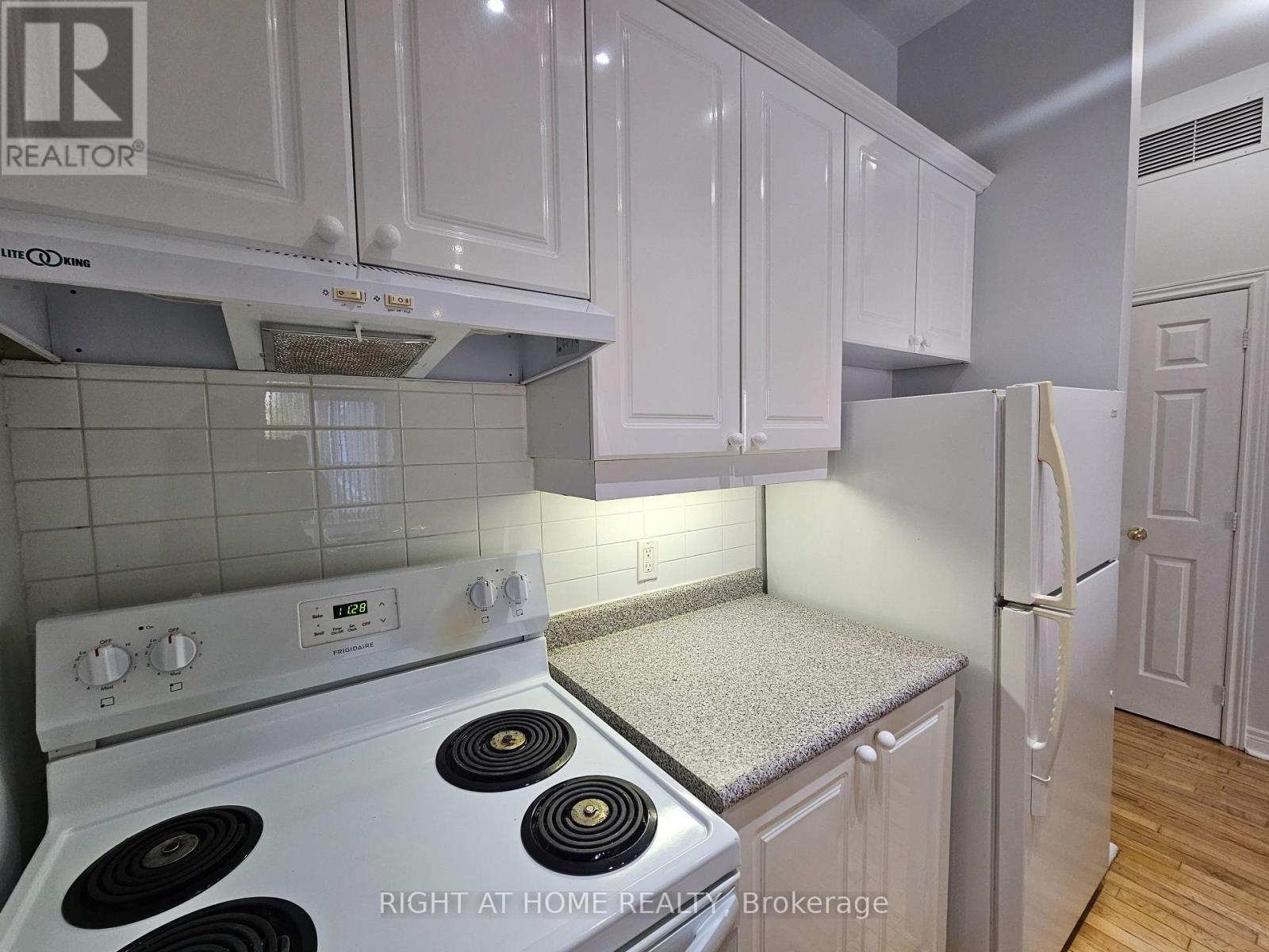 207 - 524 Yonge Street Property Photo 4