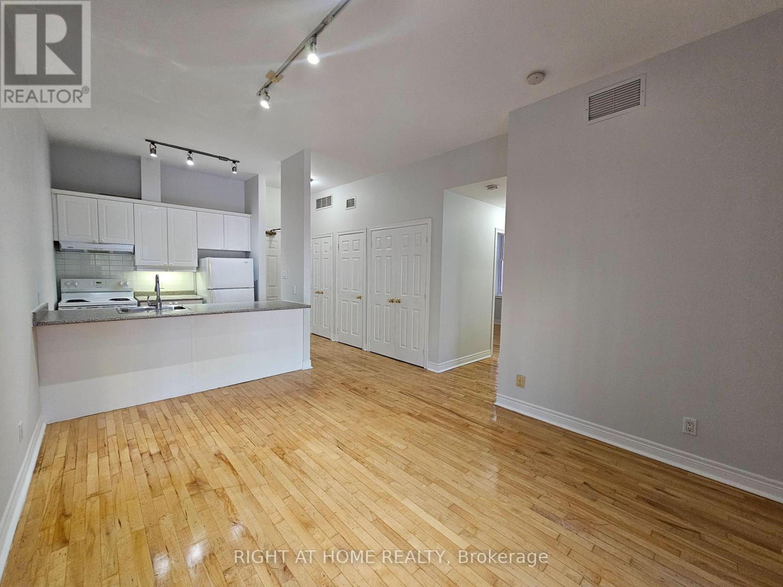 207 - 524 Yonge Street Property Photo 12