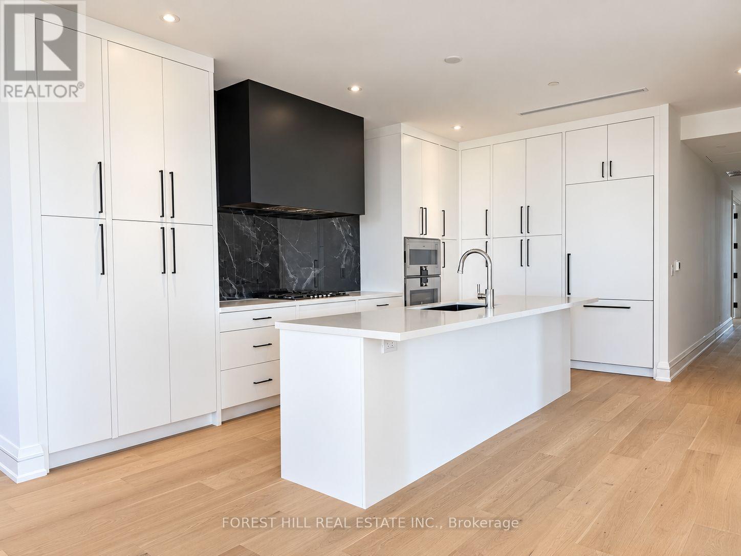 #7a - 2010 Bathurst Street Property Photo 4