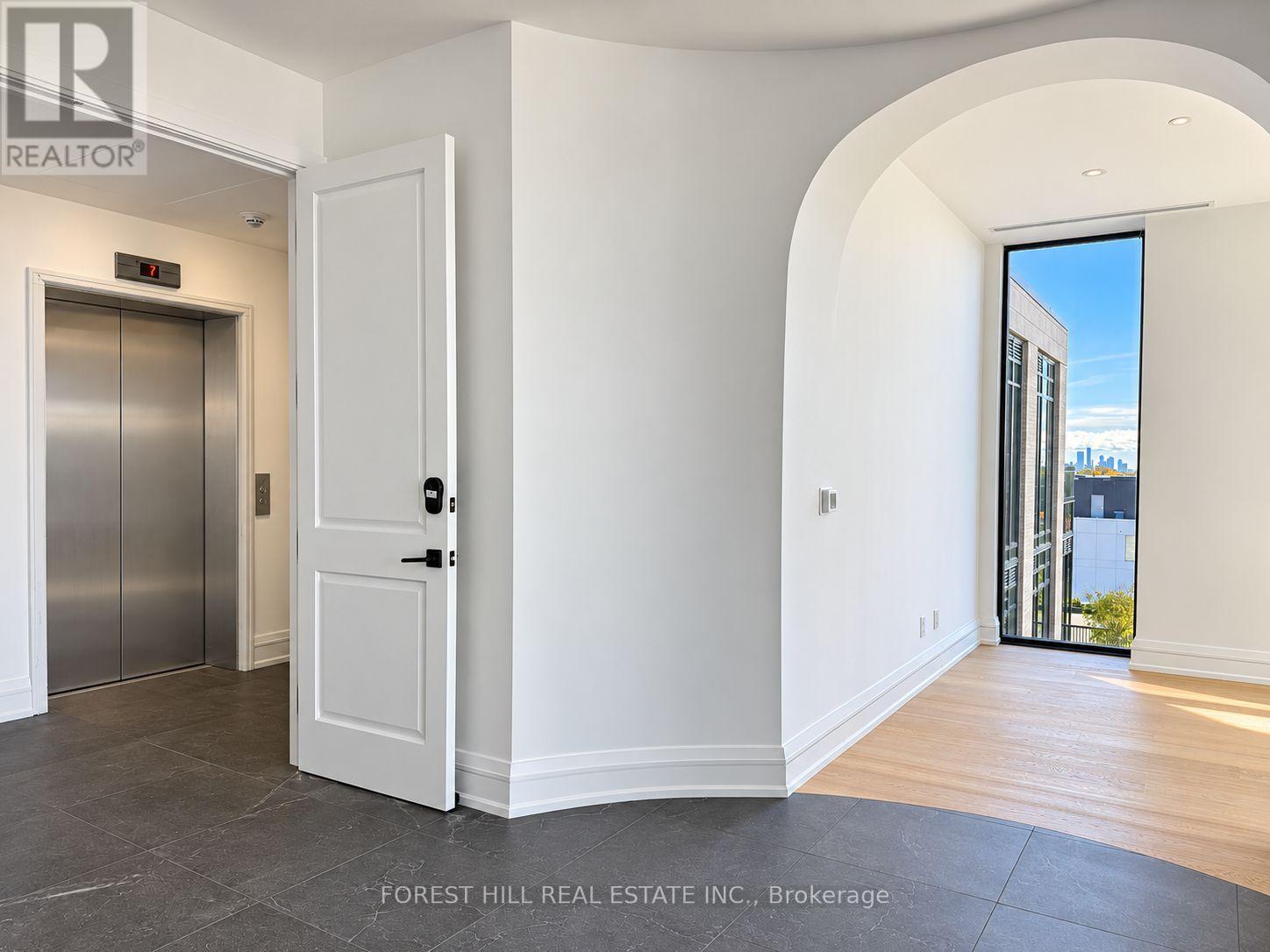#7a - 2010 Bathurst Street Property Photo 7