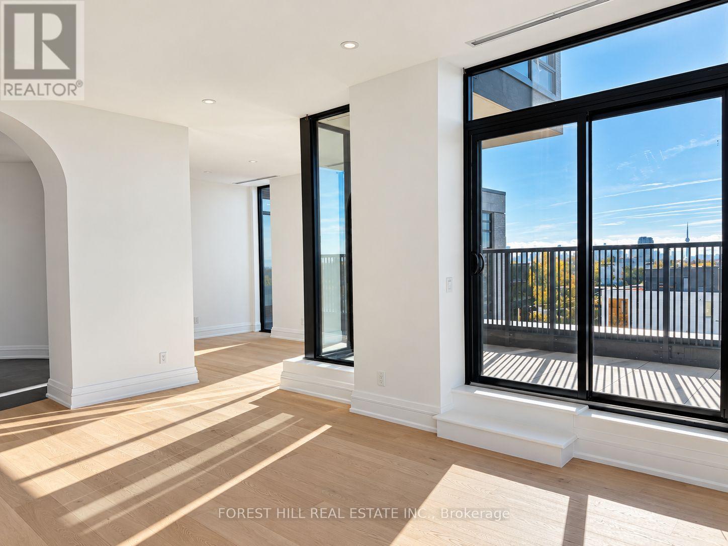 #7a - 2010 Bathurst Street Property Photo 10