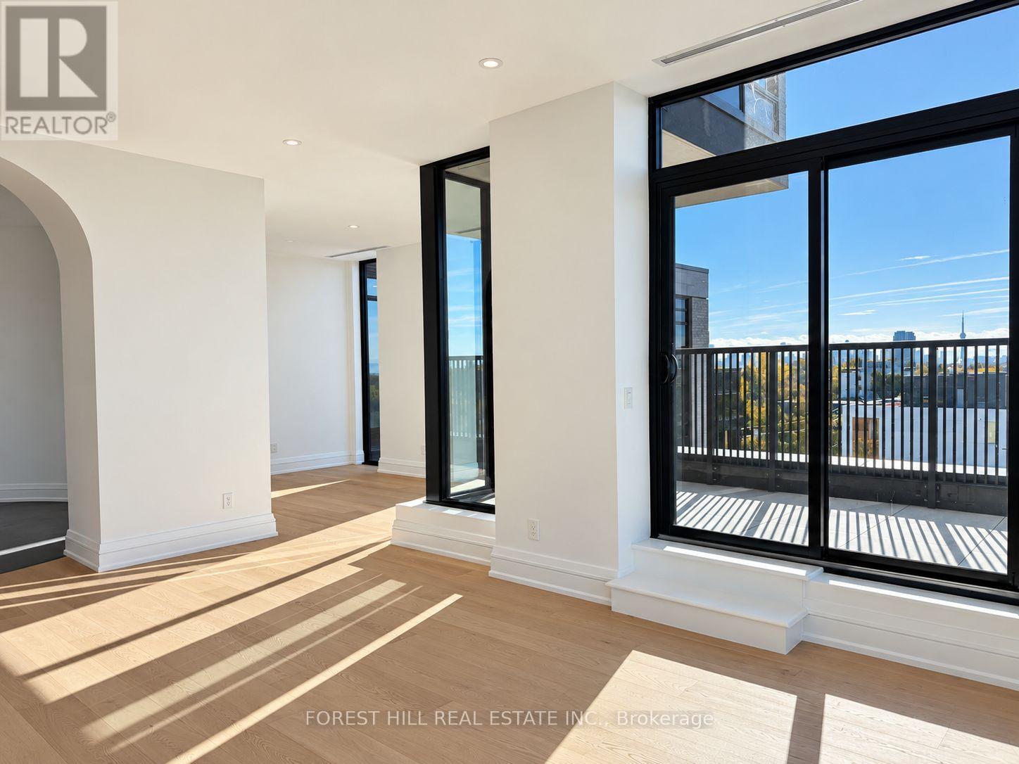 #7a - 2010 Bathurst Street Property Photo 11