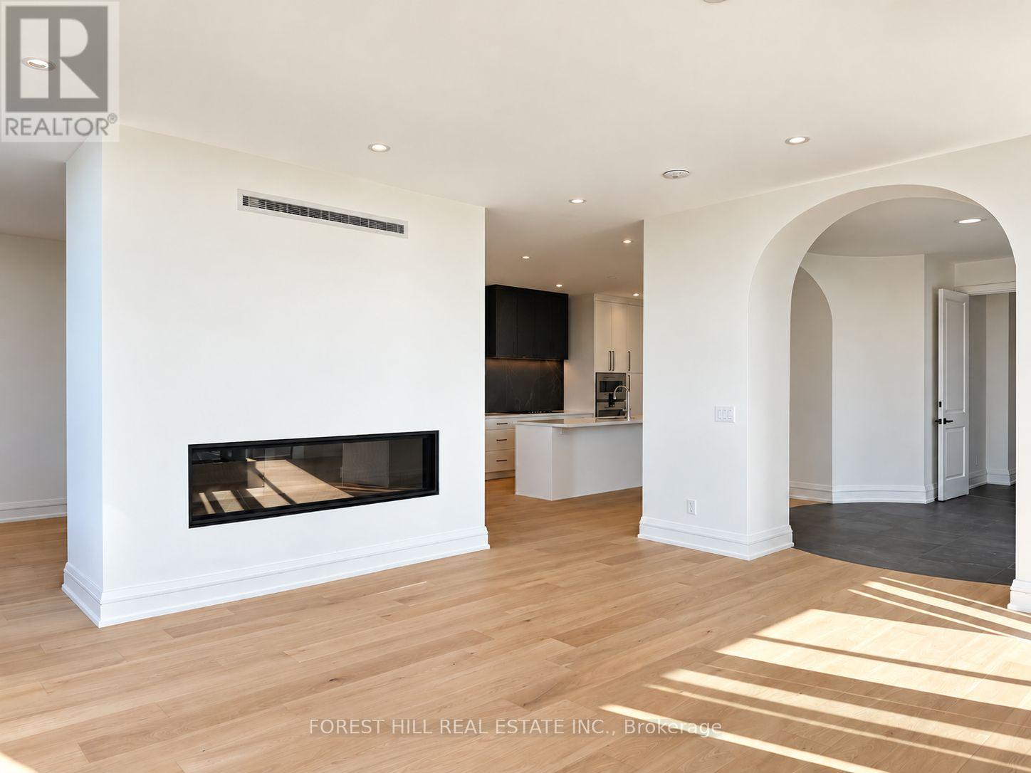 #7a - 2010 Bathurst Street Property Photo 12
