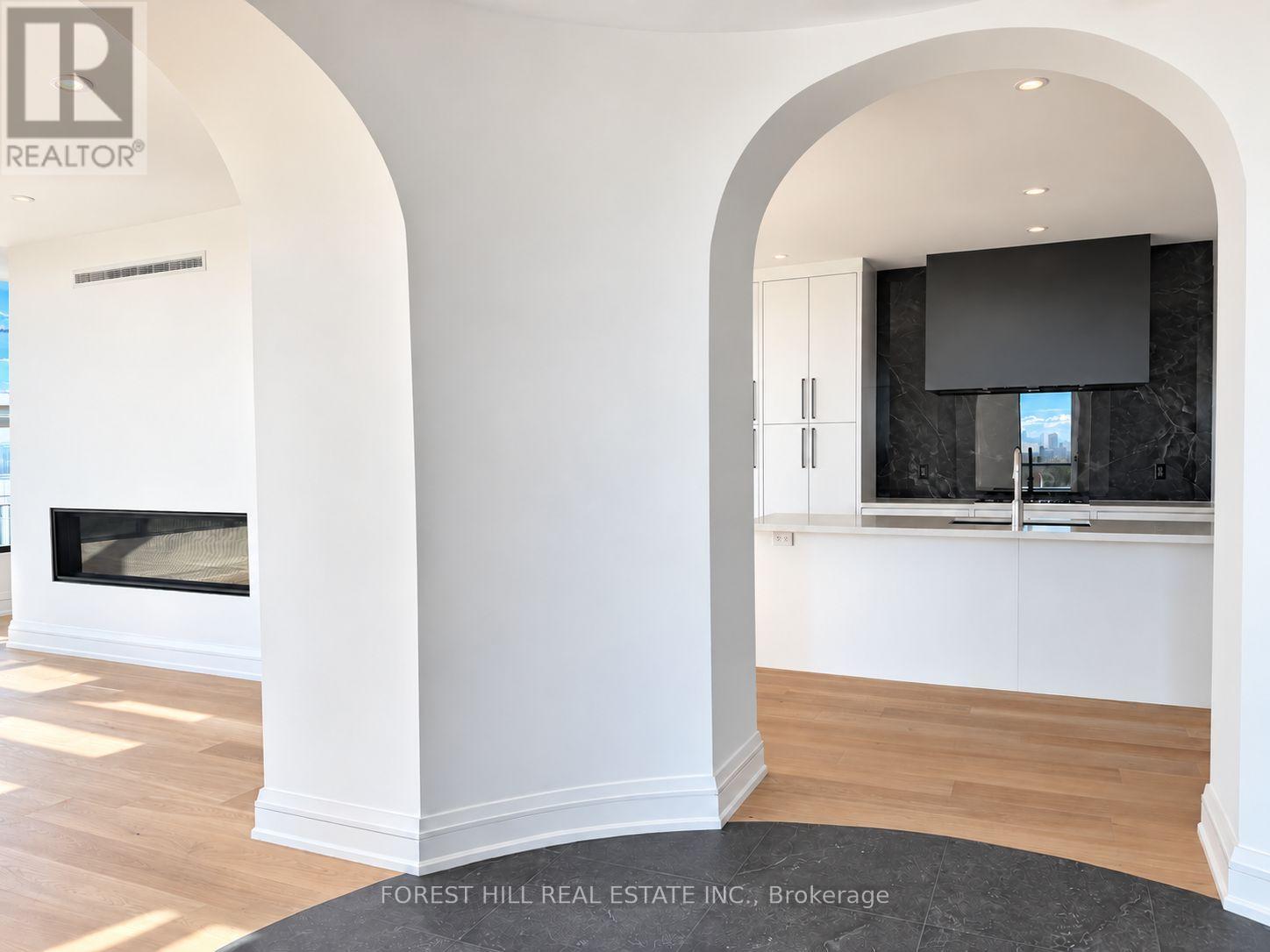 #7a - 2010 Bathurst Street Property Photo 13