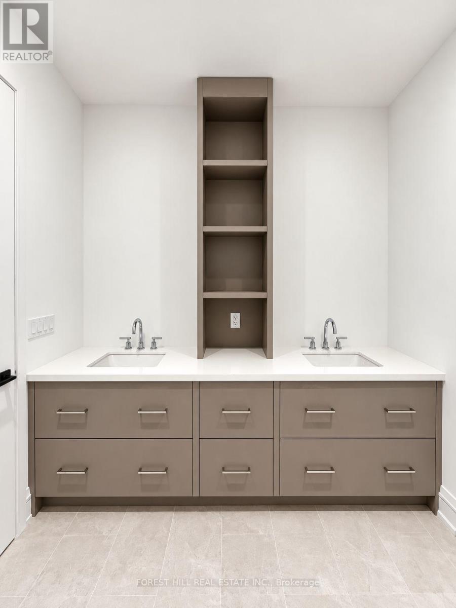 #7a - 2010 Bathurst Street Property Photo 16