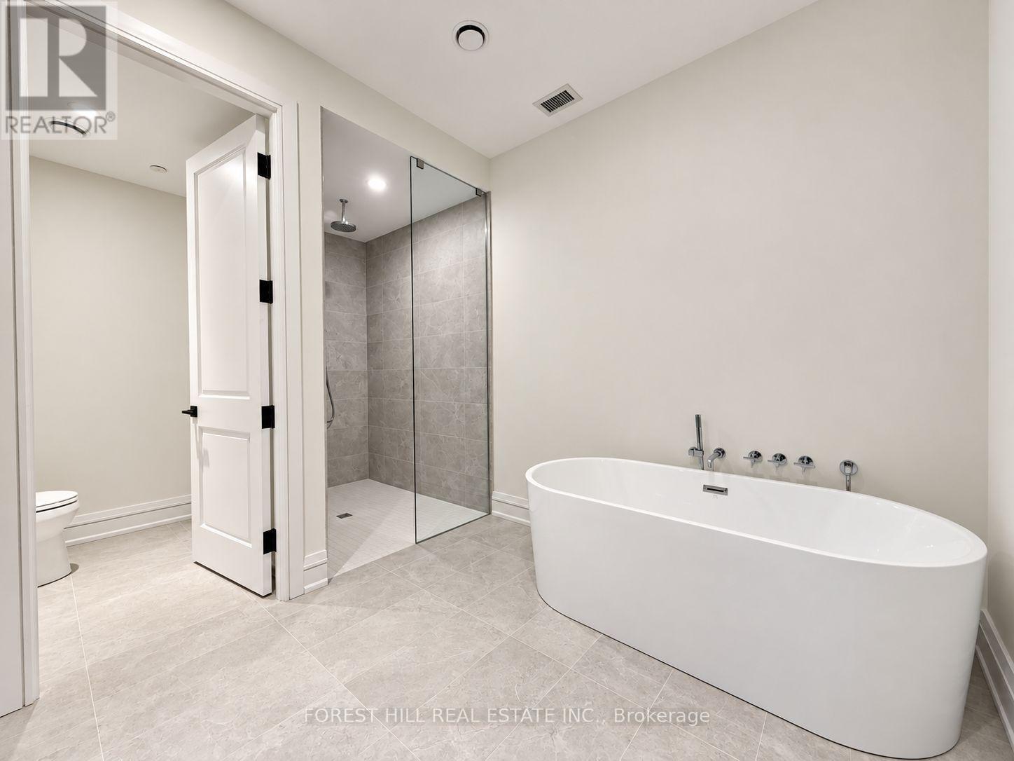 #7a - 2010 Bathurst Street Property Photo 18