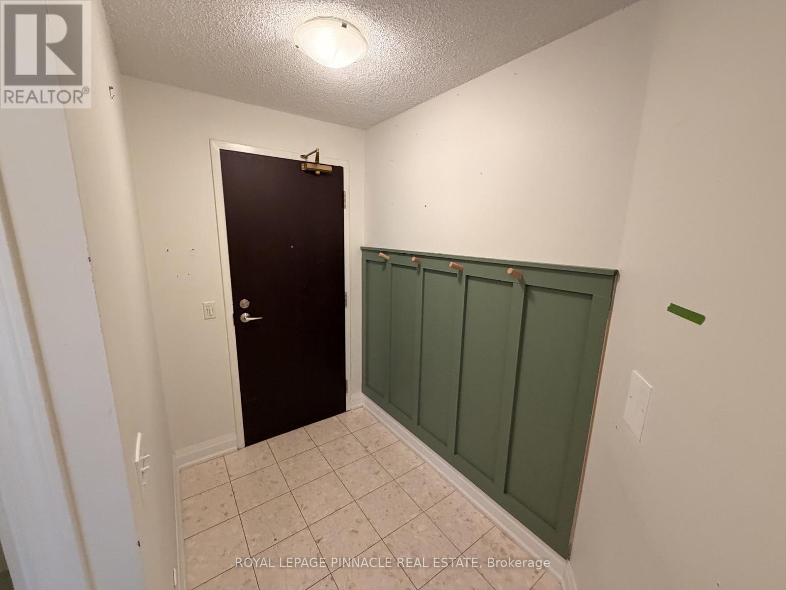 802 - 30 Grand Trunk Crescent Property Photo 3