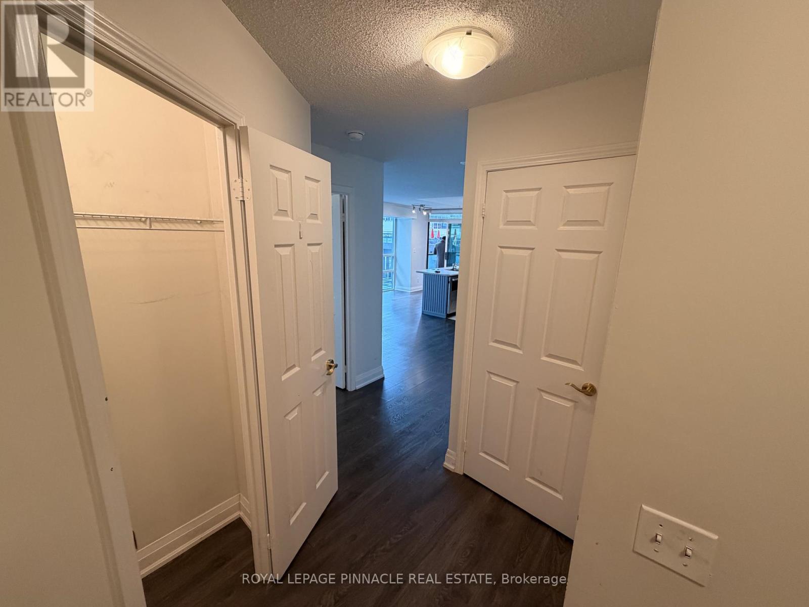 802 - 30 Grand Trunk Crescent Property Photo 4