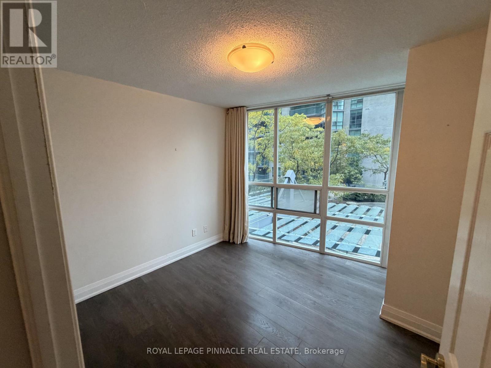 802 - 30 Grand Trunk Crescent Property Photo 5