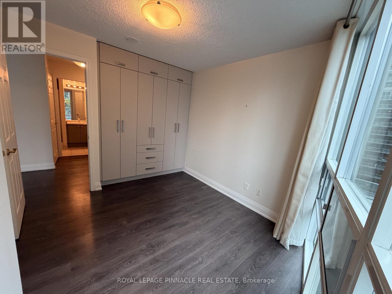 802 - 30 Grand Trunk Crescent Property Photo 6
