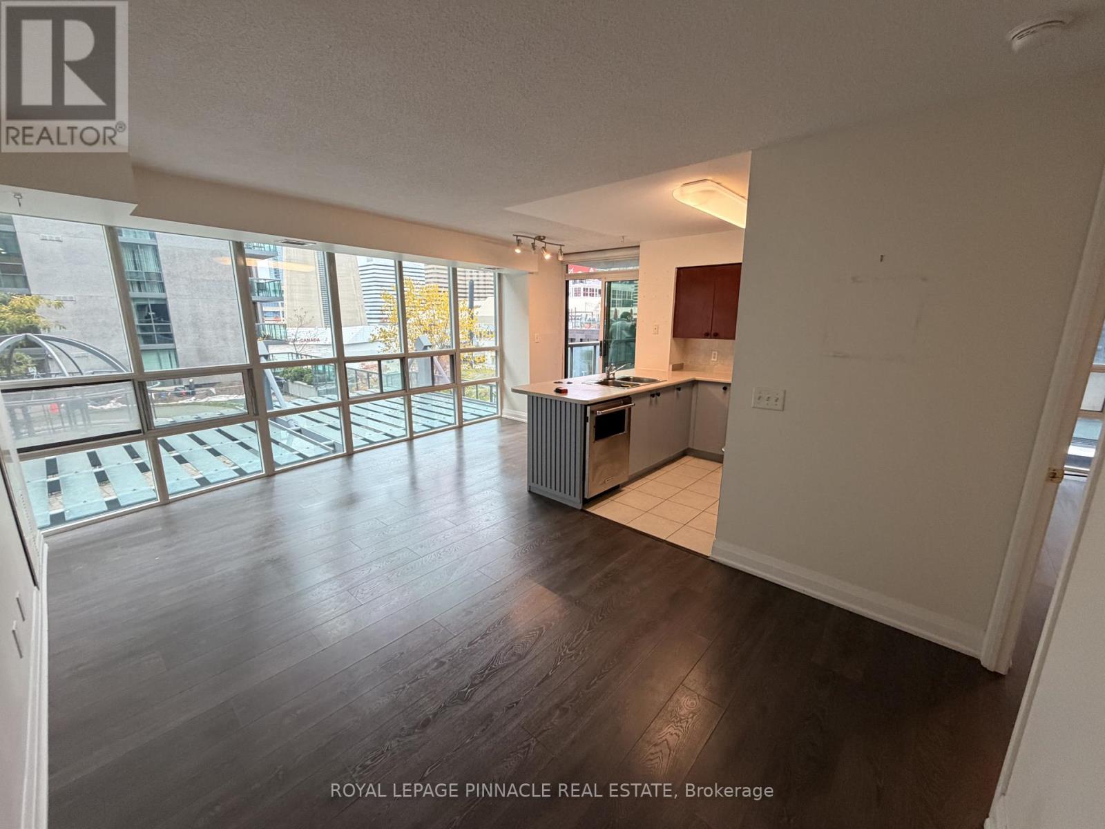 802 - 30 Grand Trunk Crescent Property Photo 8