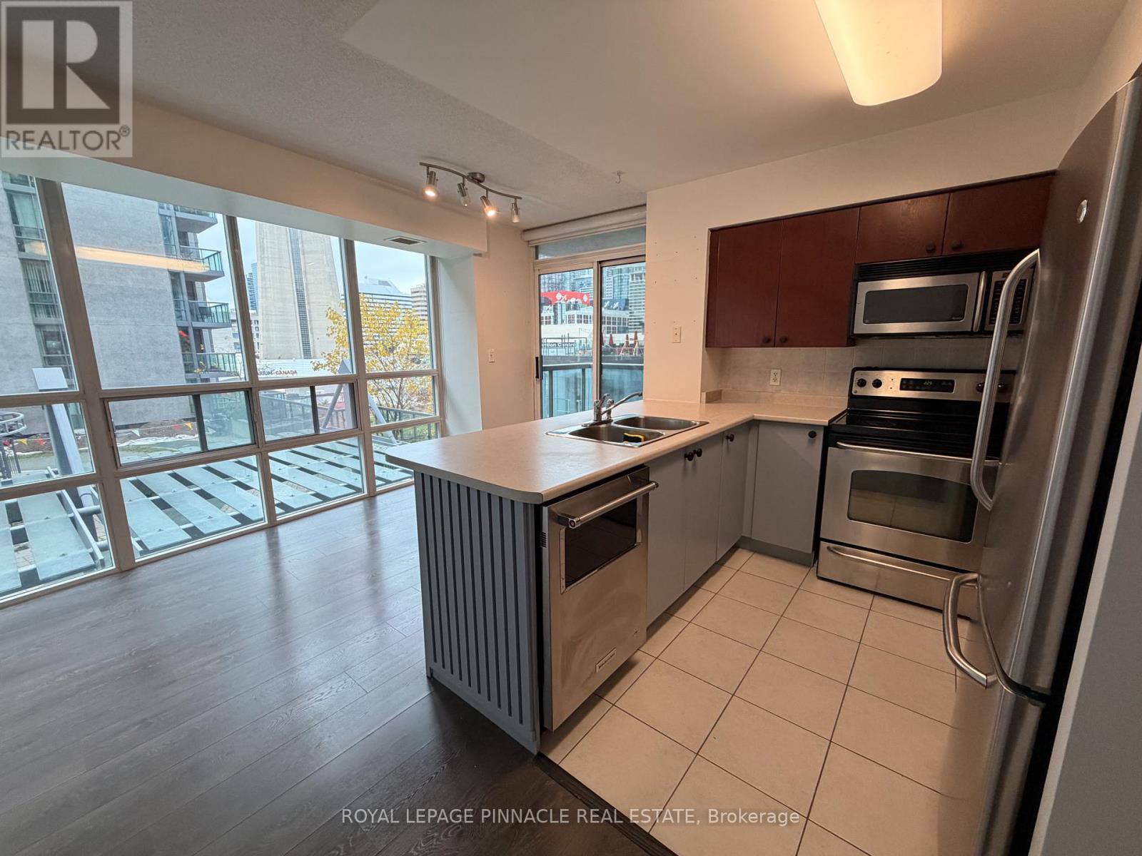 802 - 30 Grand Trunk Crescent Property Photo 11